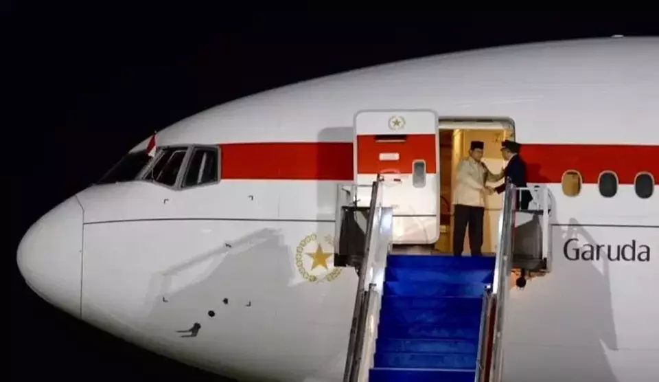 Presiden Prabowo Subianto (kiri) menyalami pilot dan ko-pilot yang mengawaki pesawat kepresidenan dari Beijing, China, menuju Jakarta, setibanya di Base Ops Pangkalan Udara TNI AU (Lanud) Halim Perdanakusuma, Jakarta, Rabu (3/9/2025). (Foto: ANTARA/HO-BPMI Sekretariat Presiden)