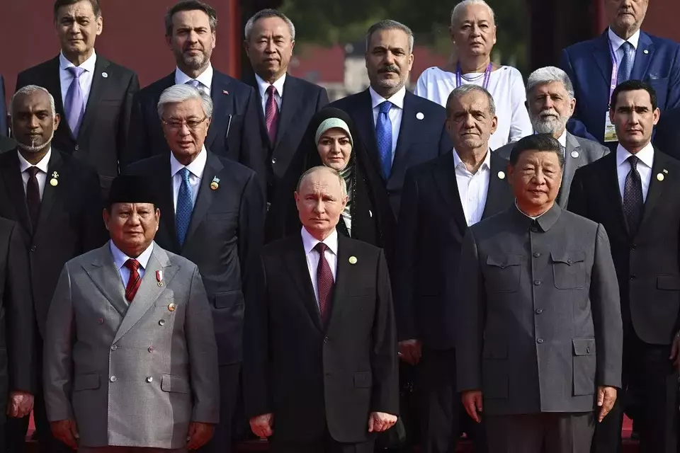 (Depan dari kiri) Presiden RI Prabowo Subianto, Presiden Rusia Vladimir Putin, dan Presiden China Xi Jinping berpose untuk foto bersama menjelang parade militer untuk memperingati 80 tahun penyerahan Jepang pada Perang Dunia II yang diadakan di depan Gerbang Tian'anmen di Beijing, China, Rabu (3/9/2025). (Foto: Sergei Bobylev, Sputnik, Kremlin Pool Photo via AP)