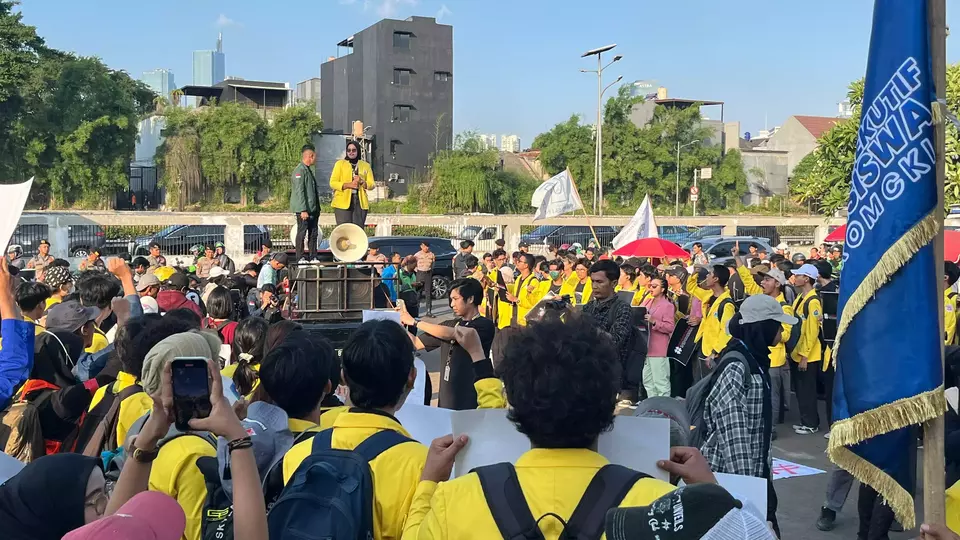 Aliansi BEM SI serukan #SelamatkanIndonesia dalam aksi damai di depan Gedung MPR-DPR RI, Kamis (4/9/2025).