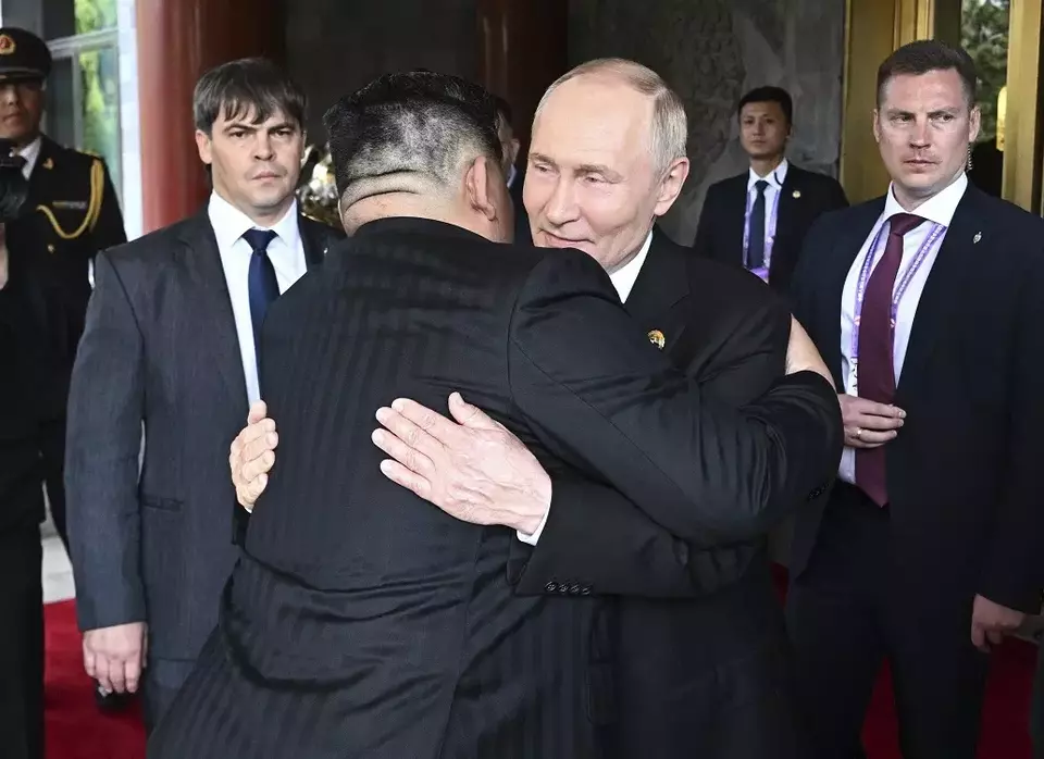 Presiden Rusia Vladimir Putin dan pemimpin Korea Utara Kim Jong Un berpelukan setelah pertemuan mereka di Wisma Negara Diaoyutai di Beijing, China, Rabu (3/9/2025). (Foto: Sergei Bobylev, Sputnik, Kremlin Pool Photo via AP)