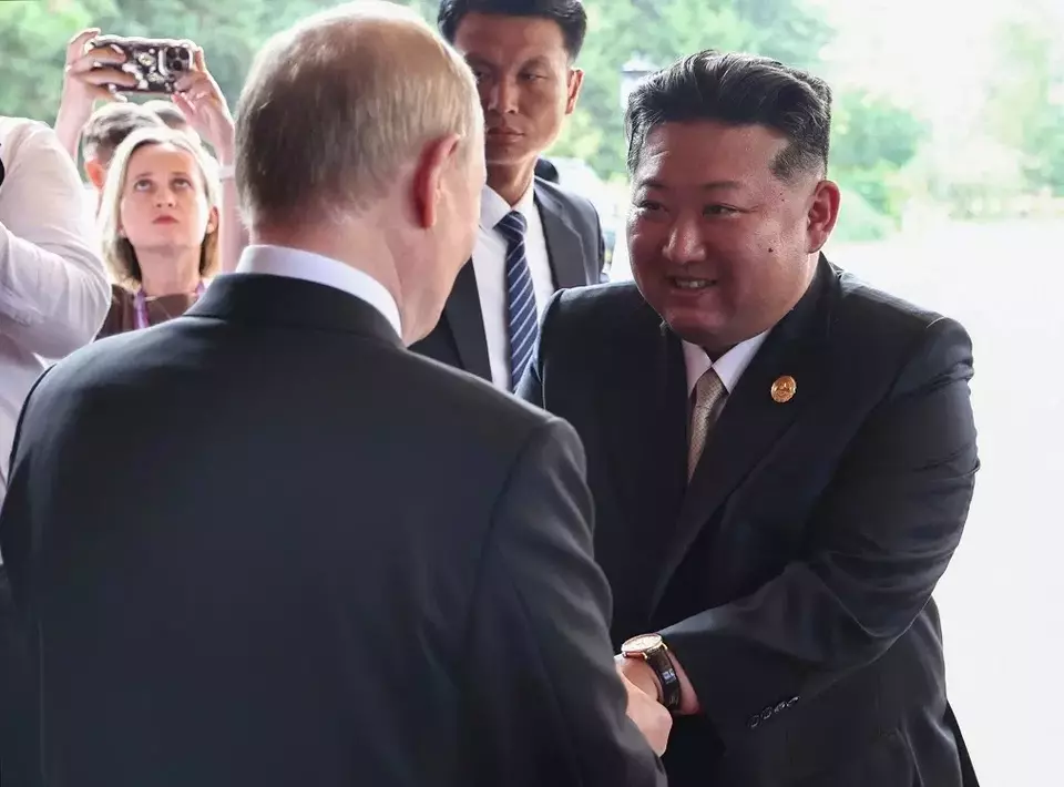 Presiden Rusia Vladimir Putin dan pemimpin Korea Utara Kim Jong Un berpelukan setelah pertemuan mereka di Wisma Negara Diaoyutai di Beijing, China, Rabu (3/9/2025). (Foto: Sergei Bobylev, Sputnik, Kremlin Pool Photo via AP)