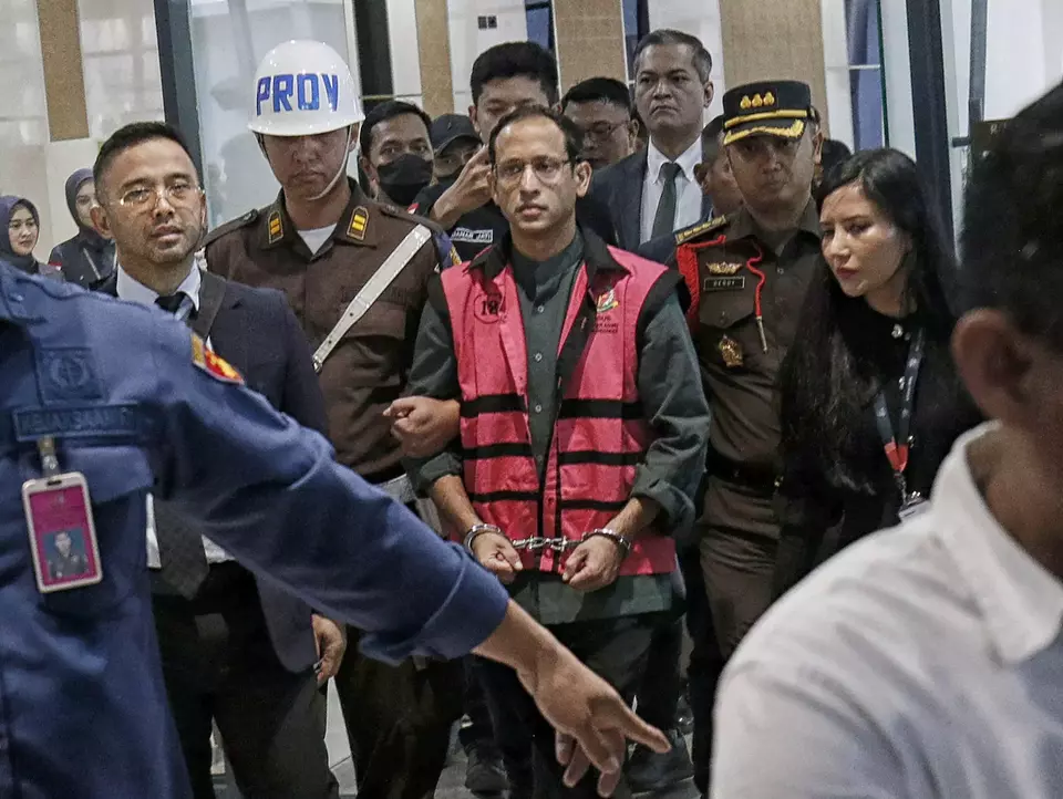 Mantan Menteri Pendidikan, Kebudayaan, Riset dan Teknologi (Mendikbudristek) 2019-2024 Nadiem Makarim (tengah), menggunakan rompi tahanan berjalan keluar usai pemeriksaan di Jampidsus, Kejaksaan Agung, Jakarta, Kamis (4/9/2025). Berita Satu Photo/Joanito De Saojoao.


