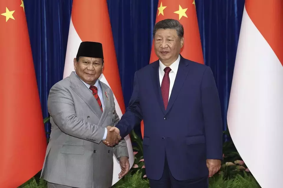 Dalam foto yang dirilis oleh Kantor Berita Xinhua ini, Presiden Indonesia Prabowo Subianto (kiri) yang sedang berkunjung bertemu dengan Presiden China Xi Jinping di Balai Agung Rakyat setelah menghadiri parade militer untuk memperingati 80 tahun penyerahan Jepang pada Perang Dunia II di Beijing, China, Rabu (3/9/2025). (Foto: Huang Jingwen/ Xinhua via AP)