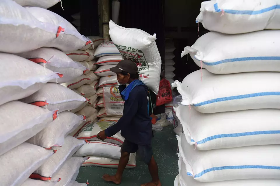 Buruh mengangkut beras di salah agen beras di Pasar Induk Beras Cipinang, Jakarta, belum lama ini. (ANTARA FOTO/Indrianto Eko Suwarso)