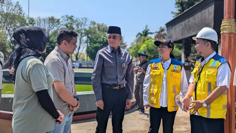Menteri PU Doddy Hanggodo meninjau lokai saat meninjau lokasi kebakaran di Pekalongan, Minggu (7/9/2025).