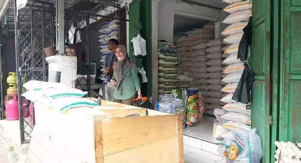 Kios penjualan beras di Pasar Badak Pandeglang, beras medium merangkak naik, Senin (8/9/2025).(Foto dok. Budiman/Beritasatu.com) 