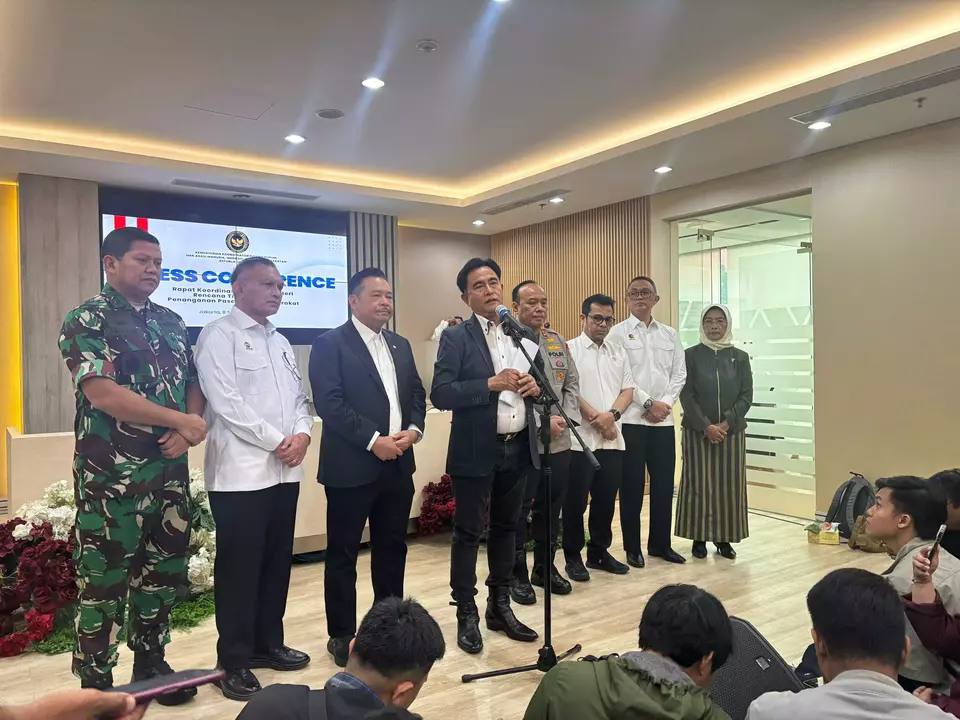 Menteri Koordinator Bidang Hukum, Hak Asasi Manusia, Imigrasi, dan Pemasyarakatan (Menko Kumham Imipas) Yusril Ihza Mahendra menyampaikan keterangan pers usai Rapat Tingkat Menteri (RTM) Kemenko Kumham Imipas di Jakarta, Senin (8/9/2025). (B-Universe Photo/Alfida Rizky Febrianna)