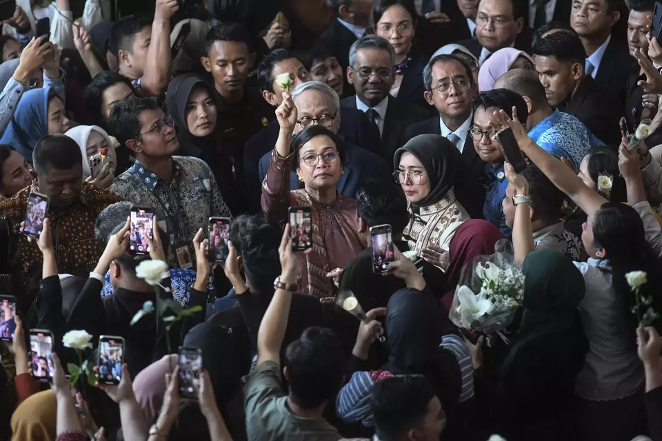 Mantan Menteri Keuangan Sri Mulyani Indrawati (tengah) menerima bunga mawar putih dari pegawai Kemenkeu usai serah terima jabatan Menteri Keuangan di Kemenkeu, Jakarta, Selasa (9/9/2025). (ANTARA FOTO/Hafidz Mubarak A)