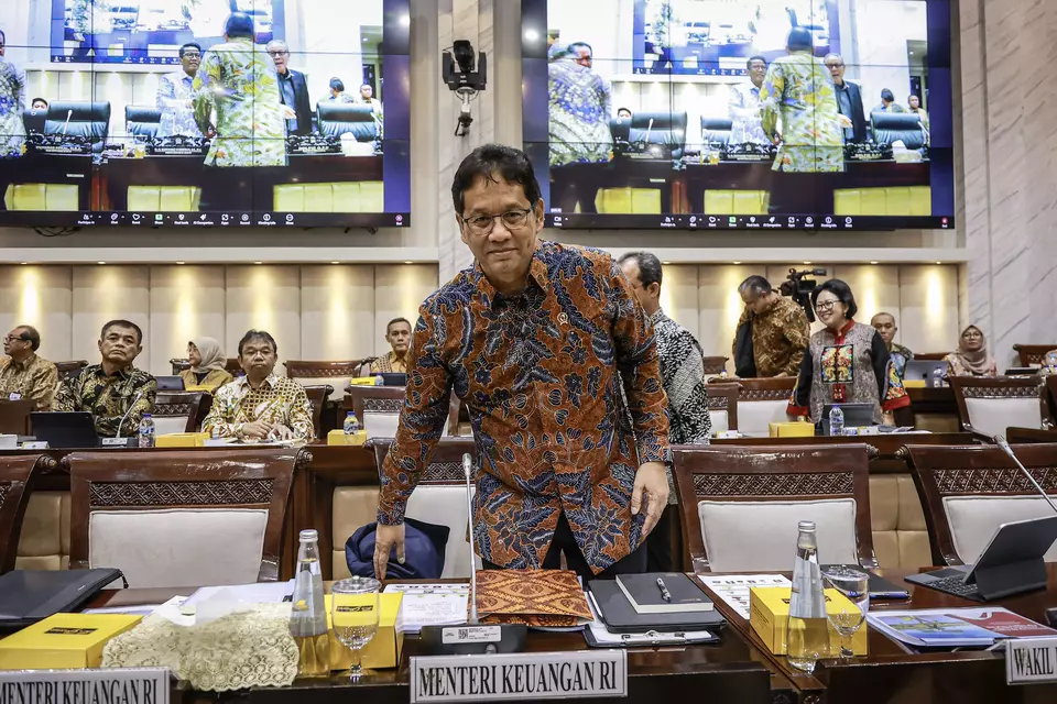 Menteri Keuangan Purbaya Yudhi Sadewa bersiap mengikuti rapat kerja dengan Komisi XI DPR di Kompleks Parlemen, Senayan, Jakarta, Rabu (10/9/2025). (ANTARA FOTO/Dhemas Reviyanto)