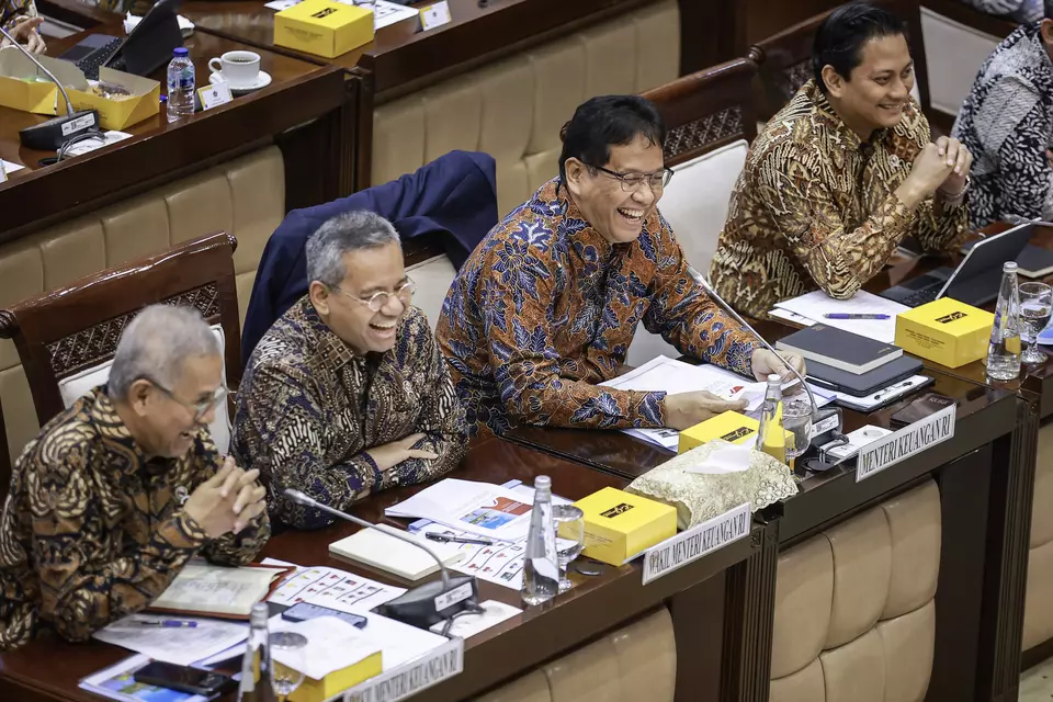 Menteri Keuangan Purbaya Yudhi Sadewa (kedua kanan) didampingi Wakil Menteri Keuangan Thomas A. M. Djiwandono (kanan), Anggito Abimanyu (kiri) dan Suahasil Nazara (kedua kiri) saat mengikuti rapat kerja dengan Komisi XI DPR di Kompleks Parlemen, Senayan, Jakarta, Rabu (10/9/2025). (ANTARA FOTO/Dhemas Reviyanto)
