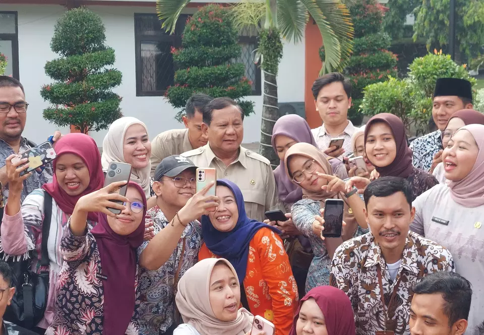 Presiden Prabowo Subianto berpoto dengan sejumlah tenaga pendidik di sela-sela mengunjungi Sekolah Rakyat Menengah Atas (SRMA) 10 Kemensos di Jakarta Selatan pada Kamis (11/9/2025). (B-Universe Photo/Rama Sukarta)