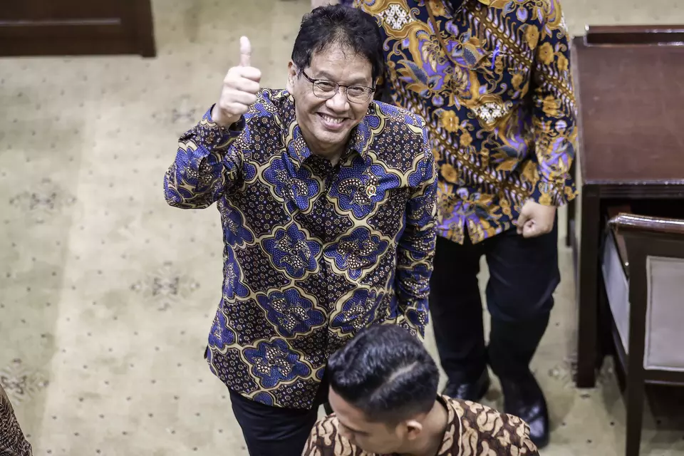 Menteri Keuangan Purbaya Yudhi Sadewa mengacungkan jempol usai mengikuti rapat kerja dengan Komisi XI DPR di Kompleks Parlemen, Senayan, Jakarta, Kamis (11/9/2025). (ANTARA FOTO/Dhemas Reviyanto)