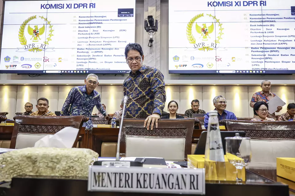 Menteri Keuangan Purbaya Yudhi Sadewa (tengah) bersiap mengikuti rapat kerja dengan Komisi XI DPR di Kompleks Parlemen, Senayan, Jakarta, Kamis (11/9/2025). (ANTARA FOTO/Dhemas Reviyanto)