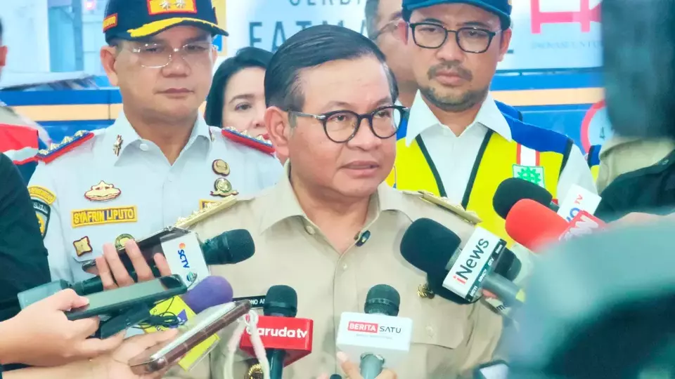 Gubernur DKI Jakarta Pramono Anung tengah berdiskusi dengan jajarannya saat tengah meninjau rekayasa lalu lintas di Jalan TB Simatupang, tepatnya di dekat Gerbang Tol Fatmawati 2, Cilandak, Jakarta Selatan, Senin, 15 September 2025. (Beritasatu.com / Hendro Situmorang) 