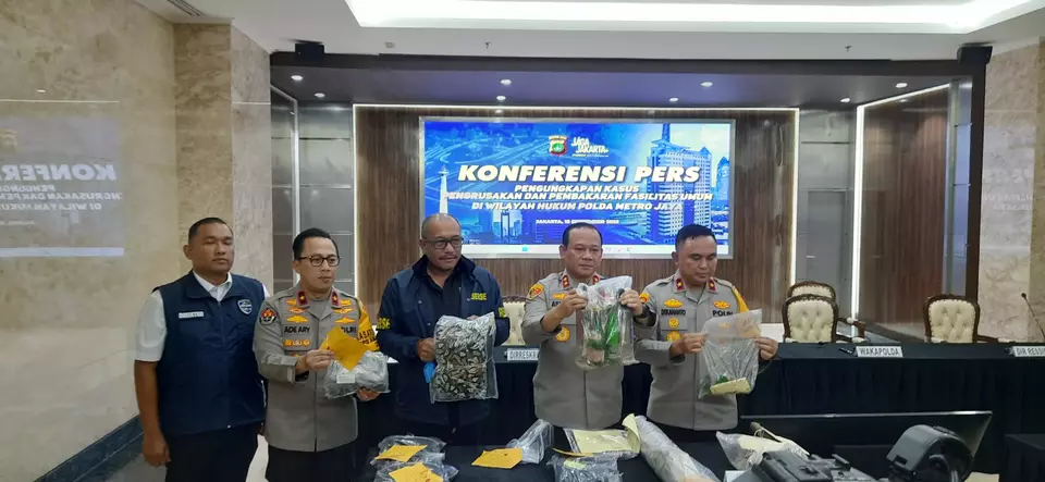 Kapolda Metro Jaya Irjen Asep Edi Suheri menunjukkan sejumlah barang bukti dari para pelaku perusakan dan pembakaran fasum saat aksi demo lalu. 