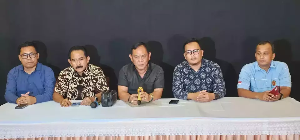 Tim hukum Komisaris Utama PT Dosni Roha Logistik Bambang Rudijanto Tanoesoedibjo saat konferensi di Jakarta, Selasa, 16 September 2025
