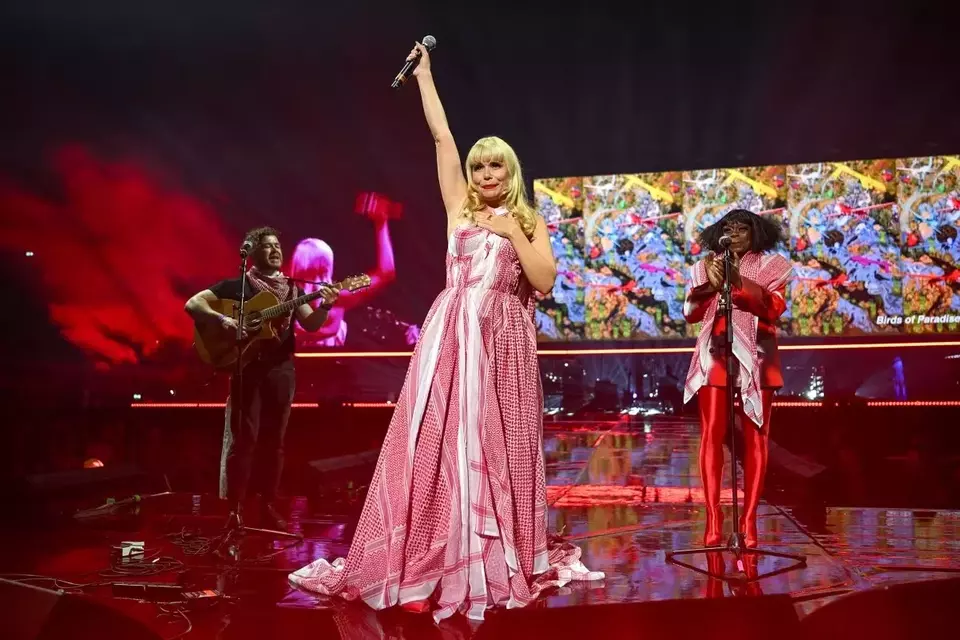 Paloma Faith tampil di atas panggung dalam konser Together For Palestine pada Rabu (17/9/2025) di London, Inggris. (Foto: Samir Hussein/WireImage untuk ABA/Getty Images)