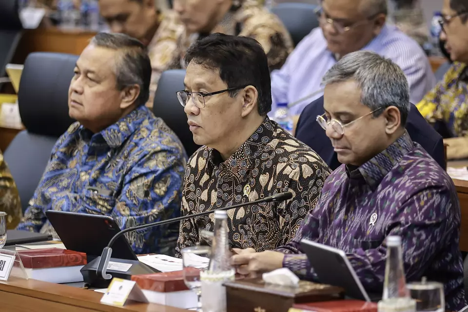Menteri Keuangan Purbaya Yudhi Sadewa (tengah) bersama Wakil Menteri Keuangan Suahasil Nazara (kanan) dan Gubernur Bank Indonesia (BI) Perry Warjiyo (kiri) mengikuti rapat kerja dengan Badan Anggaran (Banggar) DPR di Kompleks Parlemen, Senayan, Jakarta, Kamis (18/9/2025). (ANTARA FOTO/Dhemas Reviyanto)