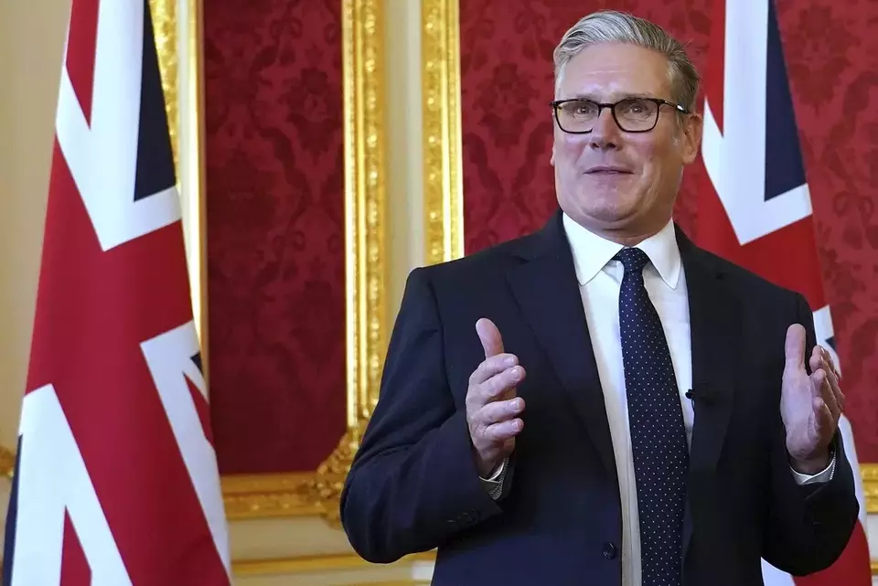 Perdana Menteri Inggris Keir Starmer berpidato saat menjamu perwakilan industri Nuklir Sipil dalam sebuah resepsi di Lancaster House, London, Senin, 15 September 2025 untuk menandai pengumuman kemitraan baru Inggris-AS di bidang nuklir. (Foto: AP/Alberto Pezzali, Pool)