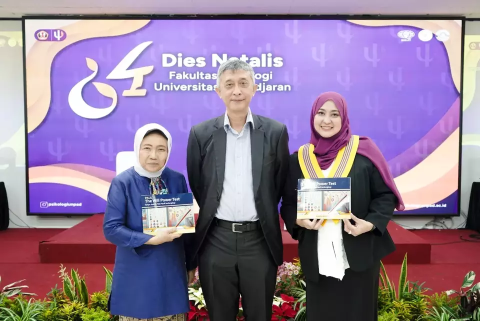 Aswin Januarsjaf (tengah) saat meluncurkan buku Pauli: The Will Power Test - Tanya Jawab Tes Pauli Terlengkap di kampus Psikologi Unpad, Jatinangor, Sumedang, Jawa Barat.