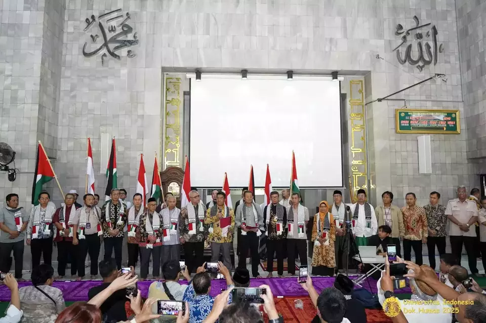 Para guru besar dari berbagai kampus di Indonesia saat membacakan pernyataan di Mesjid Ukhuwah Islamiyah, Kampus UI Depok, Jumat (19/9/2025).

