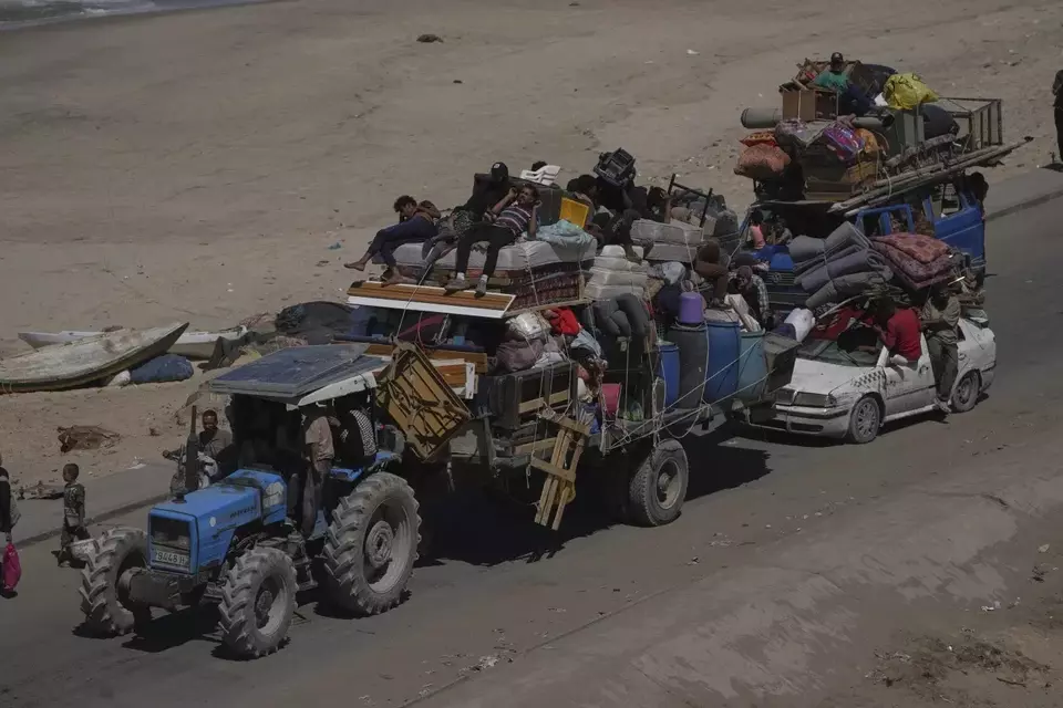 Pengungsi Palestina yang terpaksa mengungsi meninggalkan bagian utara Jalur Gaza, berjalan kaki dan menggunakan kendaraan, membawa barang-barang mereka sepanjang jalan pesisir, dekat Wadi Gaza, Sabtu, 20 September 2025. (Investor Daily/Foto AP/Abdel Kareem Hana)

