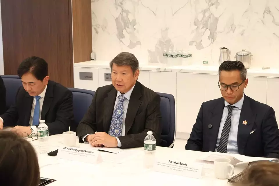 Utusan Khusus Presiden Republik Indonesia Bidang Iklim dan Energi, Hashim Djojohadikusumo (tengah). Foto: Dokumentasi Tim Hashim Djojohadikusumo).