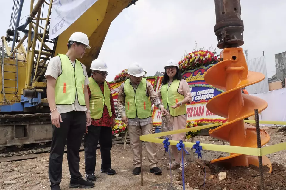 Presiden Komisaris PT Murni Sadar, TBK Tjhin Ten Chun (dua dari kanan) bersama Presiden Direktur PT Murni Sadar TBK DR. dr. Mutiara, MHA, MKT (kanan), Direktur RS Murni Teguh Ciledug dr Ikhsan dan King Napoli, saat ground breaking RS Murni Teguh, Selasa (23/9/2025). Investor Daily/David Gita Roza
