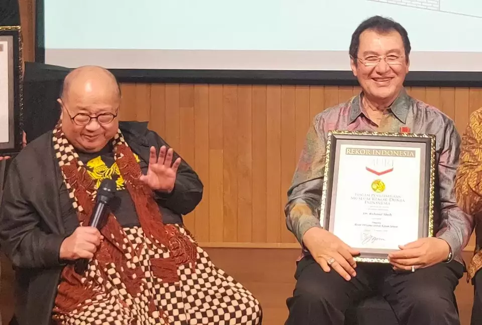 Pendiri MURI Jaya Suprana bersama Ketua Umum Perhimpunan Kebun Binatang Se-Indonesia (PKBSI) H Rahmat Shah saat penganugerahan rekor MURI pada Senin, 22 September 2025 (Beritasatu.com / Hendro Situmorang)
