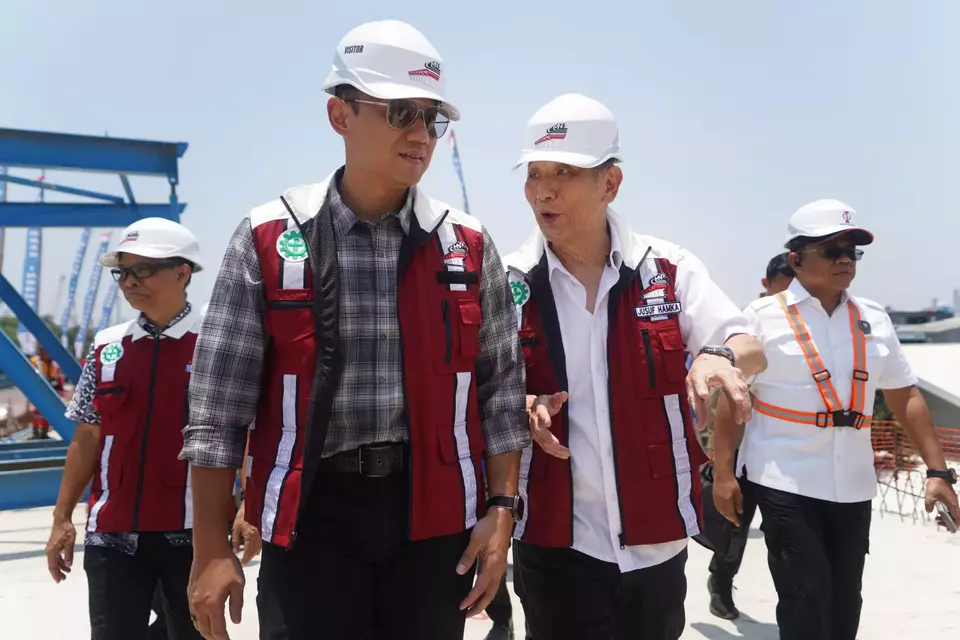 Menko Infrastruktur Agus Harimurti Yudhoyono dan pemilik PT CMNP, Jusuf Hamka tinjau proyek strategis pembangunan Harbour II atau ruas jalan tol Ancol Timur-Pluit, Jumat (26/9/2025).