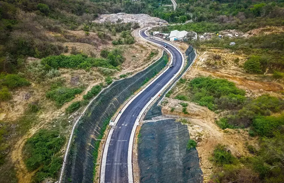 Brantas Abipraya mempercepat pekerjaan Perbaikan Alinyemen Jalan Akses Pelabuhan Multipurpose Peti Kemas Wae Kelambu, Manggarai Barat, NTT. (Foto Ist)