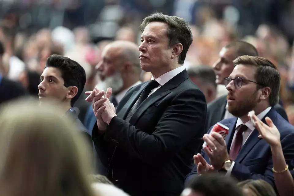 Elon Musk (tengah) bertepuk tangan dalam upacara peringatan untuk aktivis konservatif Charlie Kirk pada 21 September 2025 di Stadion State Farm di Glendale, Arizona, AS. (Foto: AP/ Julia Demaree Nikhinson)
