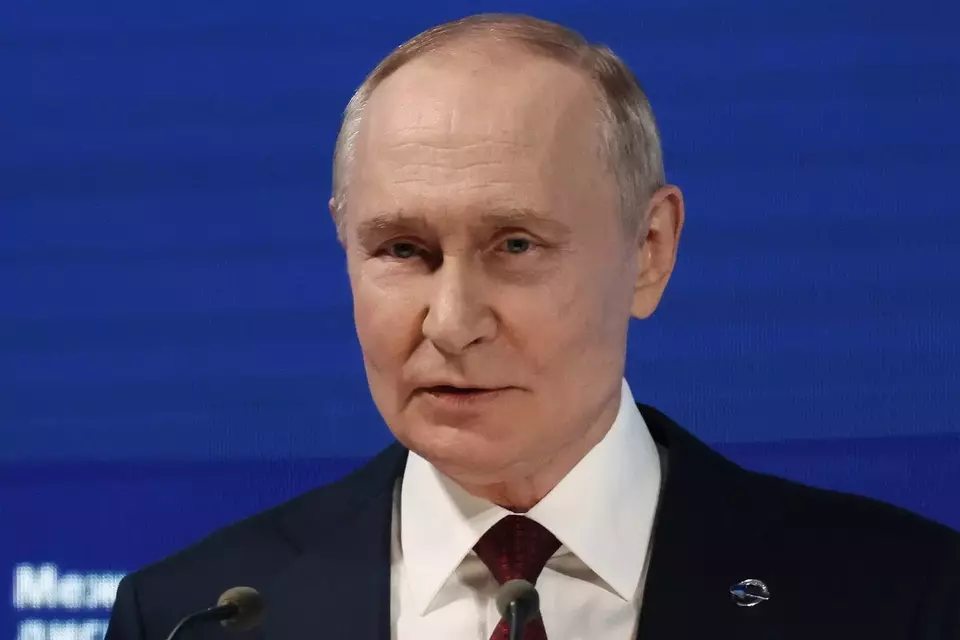 Presiden Rusia Vladimir Putin berpidato dalam pertemuan dengan para pakar kebijakan luar negeri di Klub Diskusi Valdai di resor Laut Hitam Sochi, Rusia pada Kamis (2/10/2025). (Foto: Mikhail Metzel, Sputnik, Kremlin Pool Photo via AP)