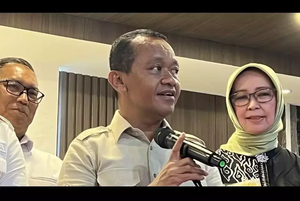 Menteri Energi dan Sumber Daya Mineral (ESDM) Bahlil Lahadalia (tengah) bersama Kepala Badan Pengatur Hilir Minyak dan Gas Bumi (BPH Migas) Erika Retnowati (kanan) memberi keterangan usai menghadiri Peluncuran Logo Baru BPH Migas di Jakarta, Kamis (2/10/2025). (Foto: ANTARA/Putu Indah Savitri/am)