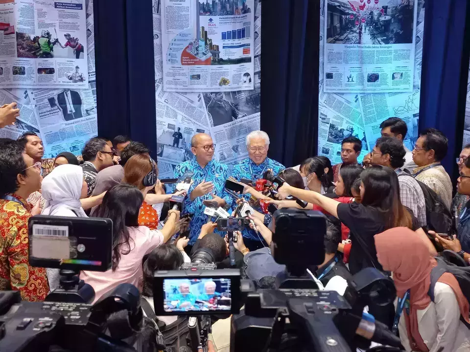 Menteri Investasi dan Hilirisasi sekaligus CEO Danantara, Rosan Roeslani dan Executive Chairman B-Universe, Enggartiasto Lukita dalam Investor Daily Summit 2025, Rabu (8/10/2025).(Foto: Aulia Rahman).