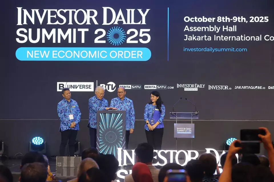Executive Chairman B-Universe Enggartiasto Lukita, Menteri Investasi dan Hilirisasi/Kepala BKPM/CEO Danantara Rosan P. Roeslani, CEO B Universe Rio Abdurachman dan Wakil Direktur Utama B Universe Apreyvita D Wulansari, membuka secara resmi Investor Daily Summit 2025 di Jakarta, Rabu (8/10/2025). (Investor Daily/David Gita Roza)