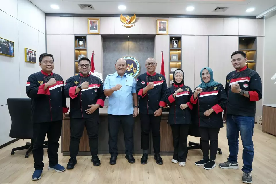 Kepala Badan Gizi Nasional (BGN) Dadan bersama Ketua Umum Indonesian Chef Association (ICA) Susanto. (Istimewa)