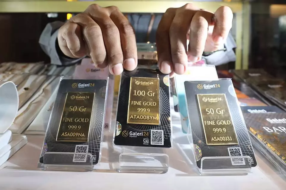 Petugas menata logam mulia di Galeri 24, Jakarta. Investor Daily/David Gita Roza