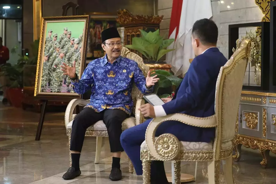 Menteri Sosial Saifullah Yusuf saat wawancara bersama Beritasatu TV di Jakarta, Jumat (17/10/2025).
