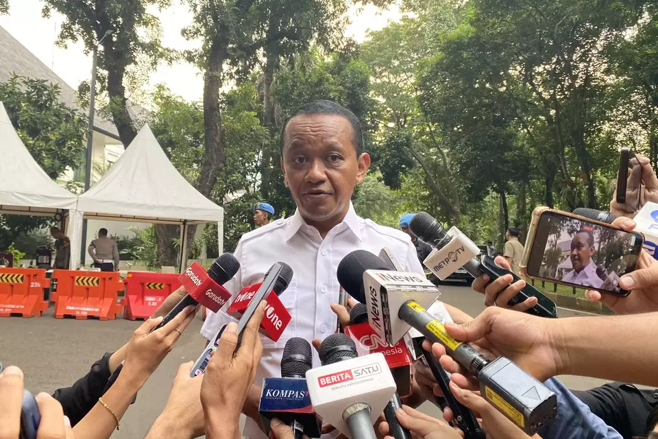 Menteri Energi dan Sumber Daya Mineral (ESDM), Bahlil Lahadalia mengungkapkan, pihaknya tidak menentukan deadline atau tenggat waktu untuk penyelidikan musibah longsor di kawasan tambang grasberg milik Freeport Indonesia. (B-Universe Photo/Ricki Putra Harahap)