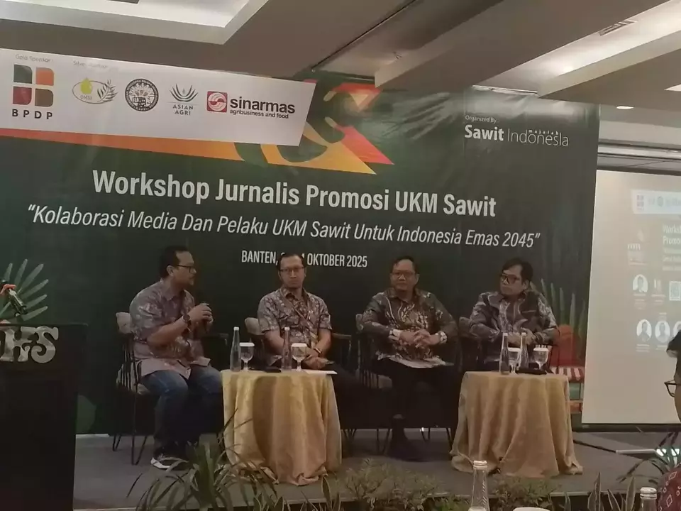 Pembangunan inkubator bisnis bagi pelaku usaha kecil dan menengah (UKM) sawit perlu diperbanyak, terutama di sentra-sentra produksi. Inkubator bisnis di antaranya dapat membantu UKM terhubung dengan investor. Poin tersebut mencuat dalam Workshop Jurnalis Promosi UKM Sawit bertajuk Kolaborasi Media dan Pelaku UKM Sawit untuk Indonesia Emas 2045 di Serpong, Banten, Kamis (23/10/2025). (Foto : TL) 