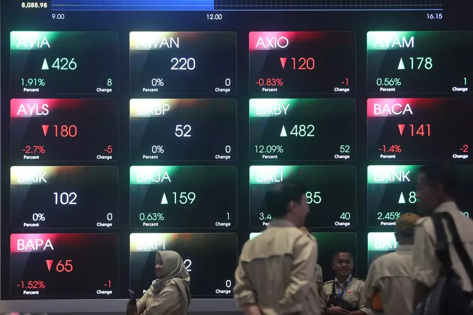 Pengunjung berada di galeri BEI, Jakarta. (Investor Daily/David Gita Roza)