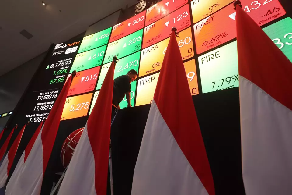 Pengunjung berada di galeri BEI, Jakarta. (Investor Daily/David Gita Roza)