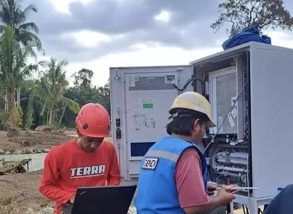 Telkomsel berhasil memulihkan 99% layanan komunikasi di Sumatera Barat pasca bencana banjir dan longsor dengan menyiagakan 43 genset serta menambah perangkat satelit di titik terisolasi untuk memastikan masyarakat tetap terhubung di tengah situasi darurat. (Telkomsel/Istimewa)