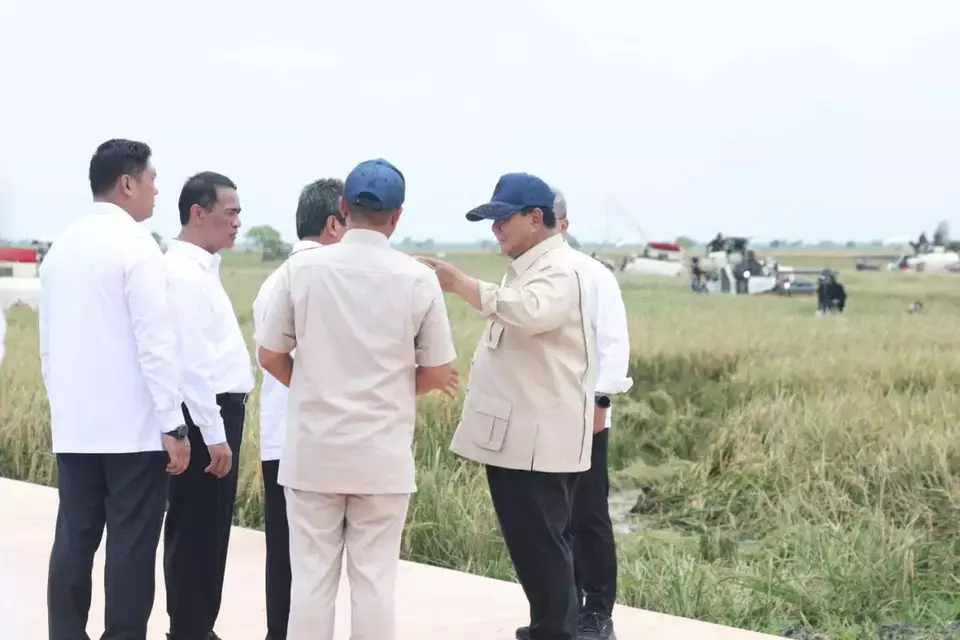 Presiden Prabowo Subianto memberikan pengarahan ke jajarannya saat Panen Raya dan Pengumuman Resmi Swasembada Pangan Beras yang dipusatkan di Karawang, Jawa Barat, Rabu (07/01/2026). (Foto/Ilustrasi : Perum Bulog)