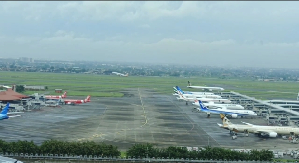 Sejumlah pesawat terparkir di Bandara Internasional Soekarno-Hatta, Tangerang, Senin (12/1/2026).