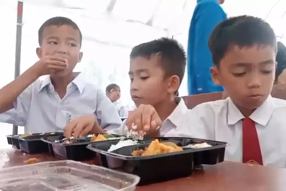 Siswa SD saat menyantap Makan Bergizi Gratis (MBG). (B-Universe Photo/Prengki Silitonga)