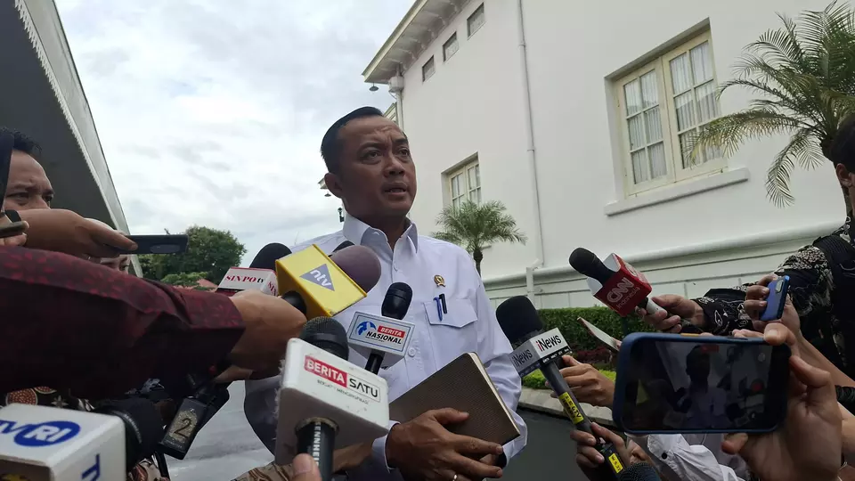 Menteri Sekretaris Negara (Mensesneg) Prasetyo Hadi saat berbincang dengan awak media di Istana Kepresidenan, Jakarta, Kamis (15/1/2026). (B-Universe/Celvin M. Sipahutar)