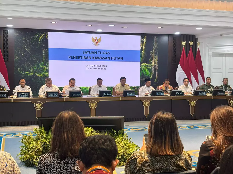 Mensesneg Prasetyo Hadi menyampaikan hasil rapat terbatas Presiden Prabowo Subianto dengan sejumlah menteri, Panglima TNI, Kapolri, dan Satgas PKH secara daring, Selasa (20/1/2026)