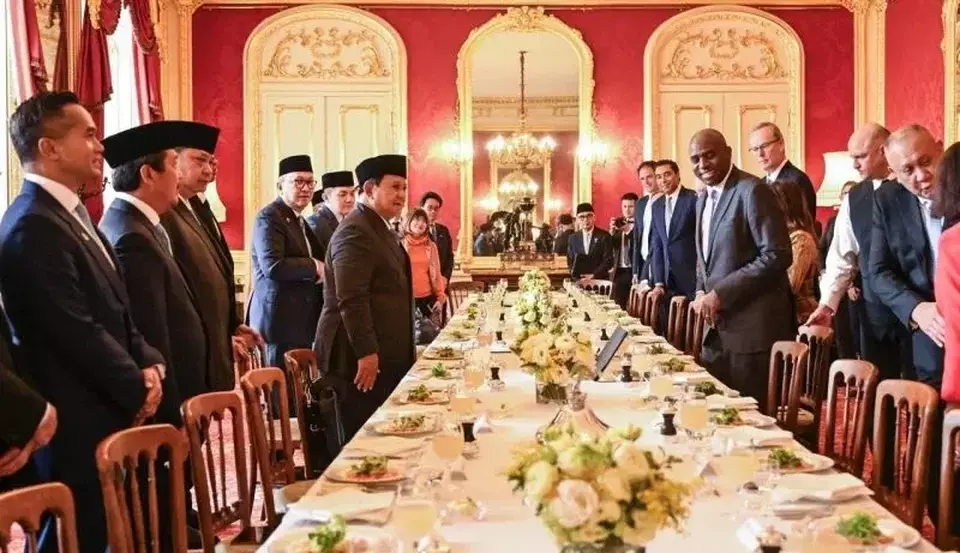 Presiden Prabowo Subianto (empat kiri) menyambangi Lancaster House di London, Inggris, untuk menemui Wakil Perdana Menteri Inggris David Lammy dan memimpin pertemuan antara delegasi Pemerintah RI-Inggris bersama delegasi pengusaha asal Indonesia dan Inggris. (Foto: ANTARA/Galih Pradipta)